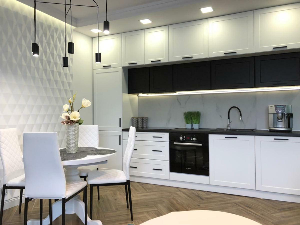 Family & Business Sauna Apartments Paderewskiego Sienkiewicza No2 Centrum Downtown - 2 Bedroom With Private Sauna, Bath With Hydromassage, Parking Kielce Bagian luar foto